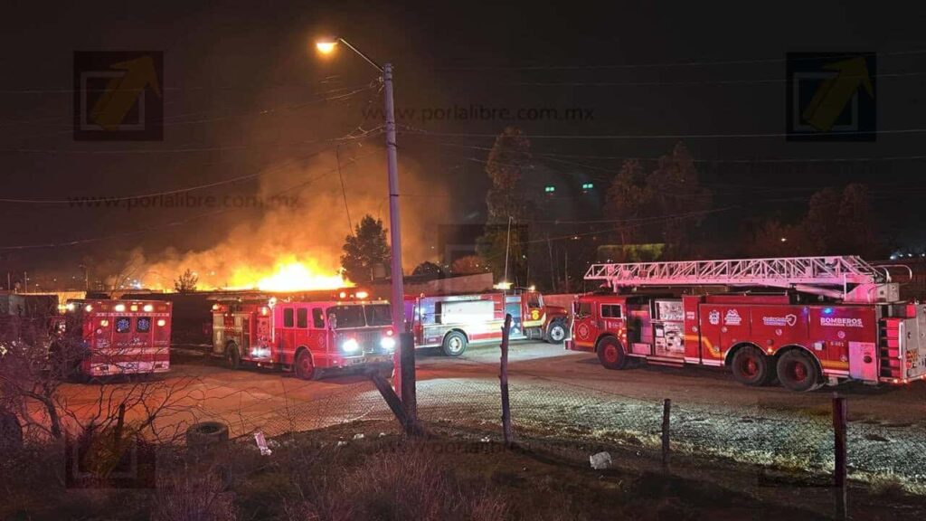 Incendio consume fábrica de colchones en la colonia Granjas Cerro Grande