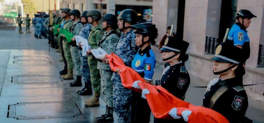 Conmemoran 108 aniversario de la Constitución Política con izamiento de bandera en Plaza de Armas