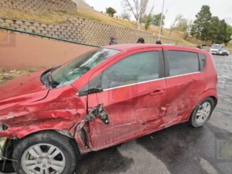 Choque en la Teófilo Borunda termina con vehículo abandonado; conductor huye