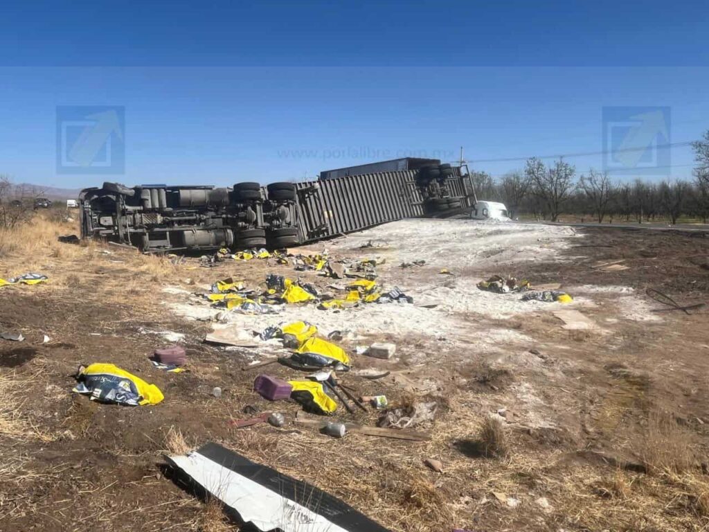 Tráiler cargado de yeso vuelca en carretera Chihuahua – Juárez