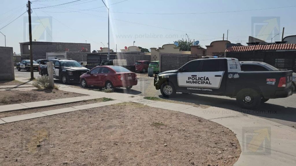 Hallan a hombre sin vida en el porche de su vivienda en Paseo de las Flores